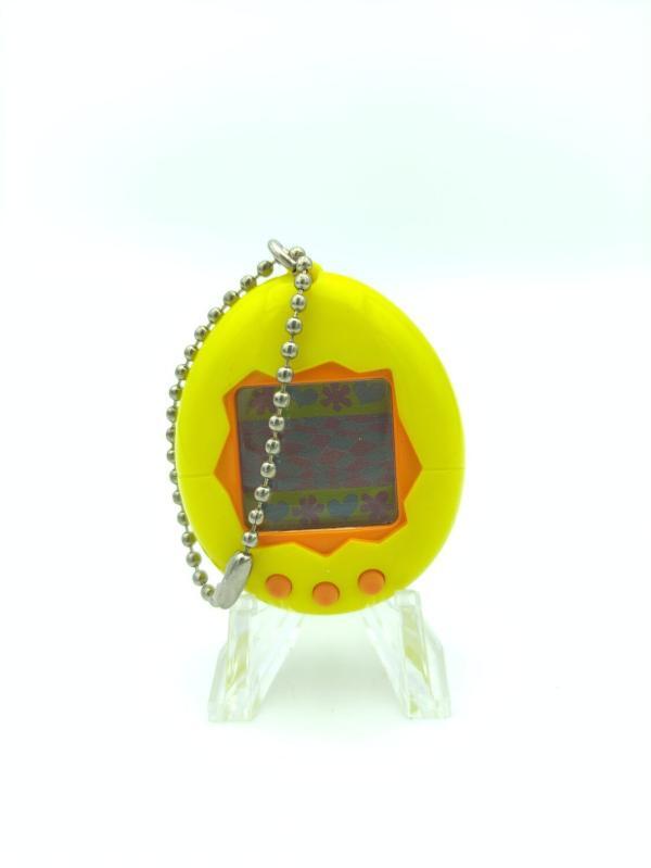 Tamagotchi Original P1/P2 Yellow w/ orange Bandai 1997 English Buy-Tamagotchis 2