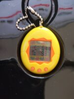 Tamagotchi Original P1/P2 Yellow w/ orange Bandai 1997 Buy-Tamagotchis 6
